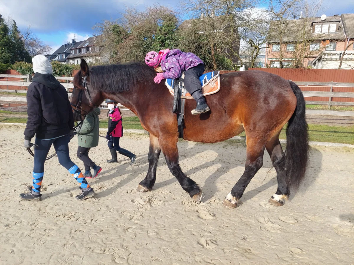 Kind reitet auf einem Pferd